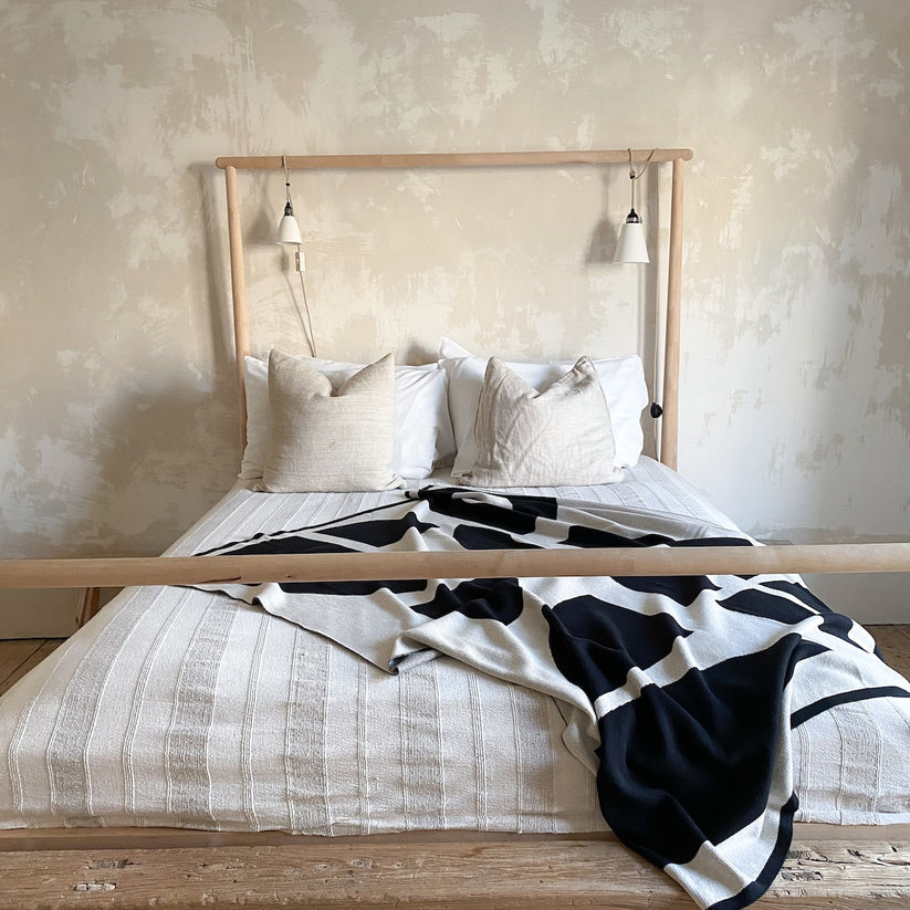 Sophie Home - Throw Blanket / Bruten Mono